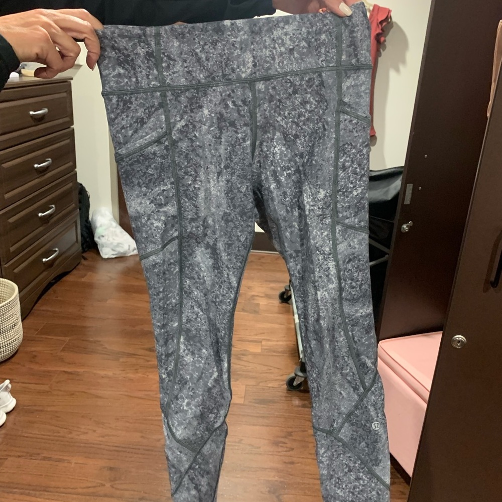 Lulu leggings!! Size 6!